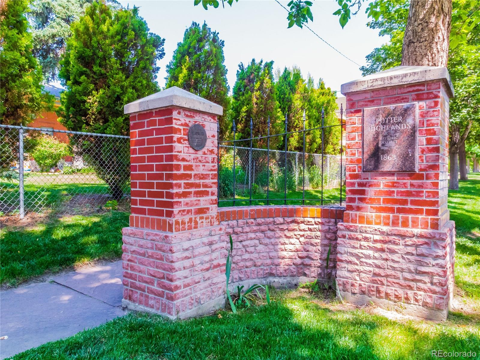 2715 W 37th Avenue