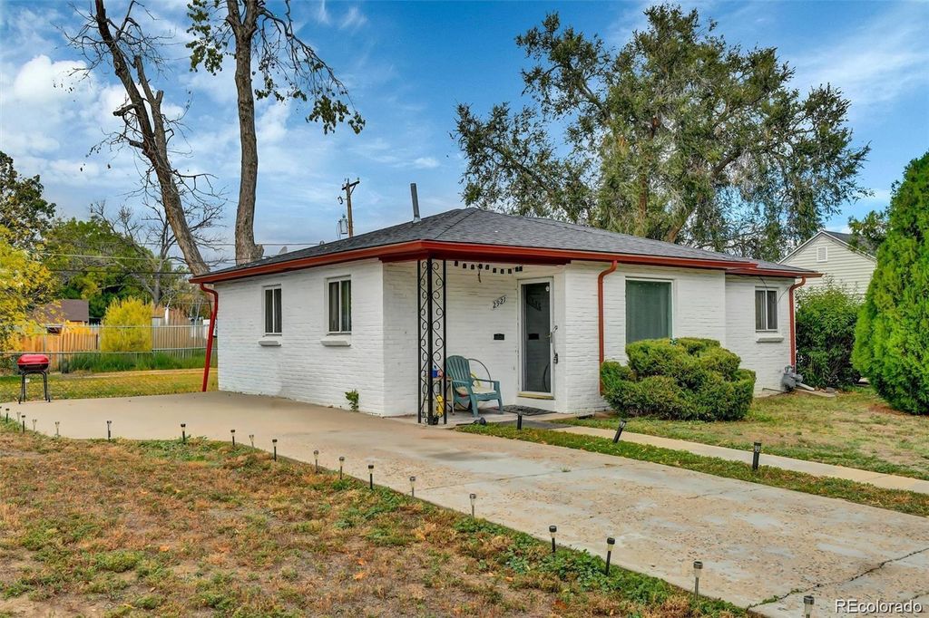 Photo of 2921 Jasmine Street, Denver, CO 80207 (MLS # 8388197)