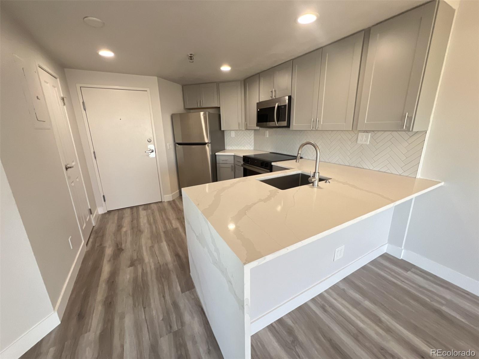 100 Park Avenue W 1405