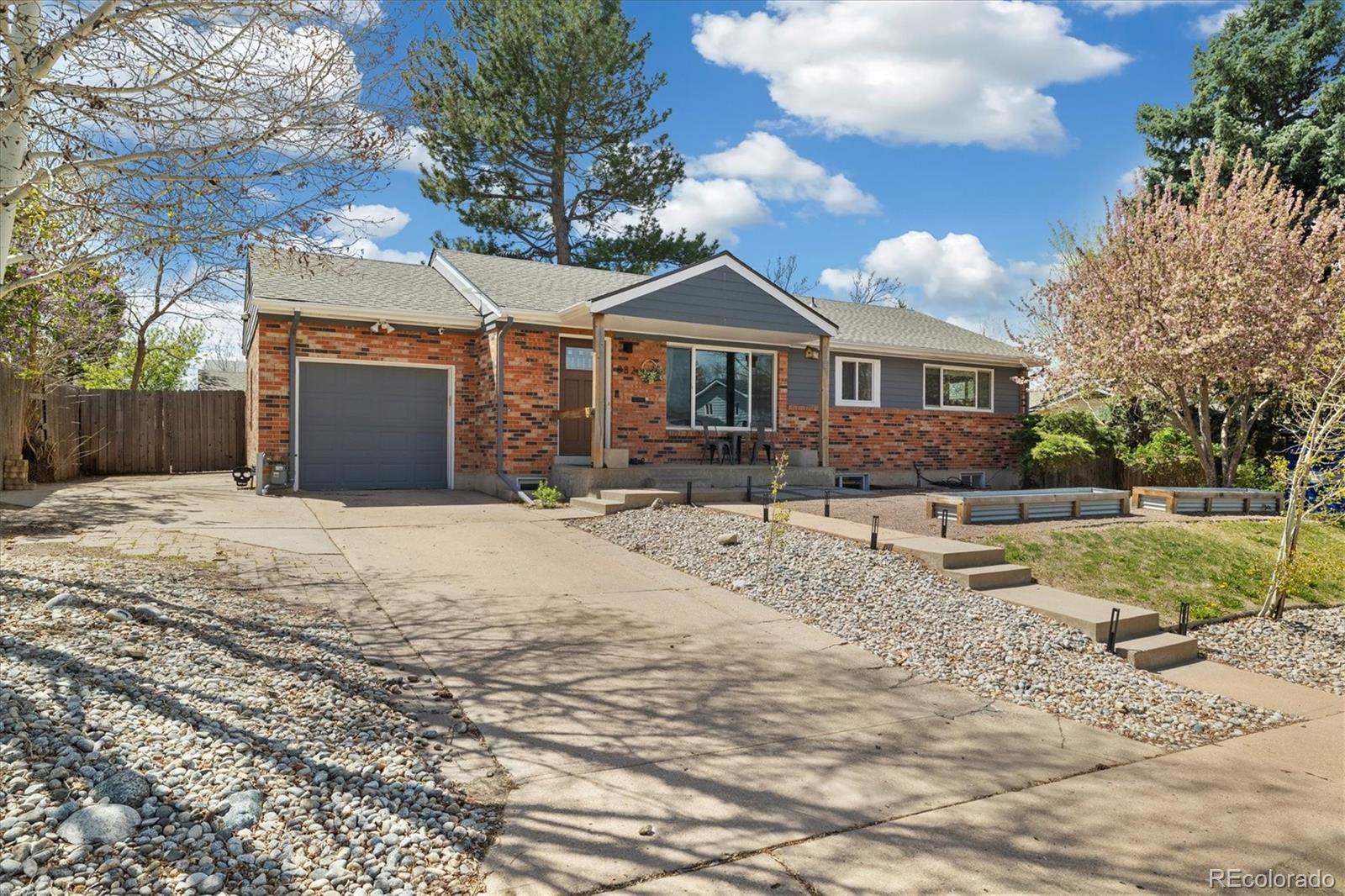 882 E Briarwood Circle
