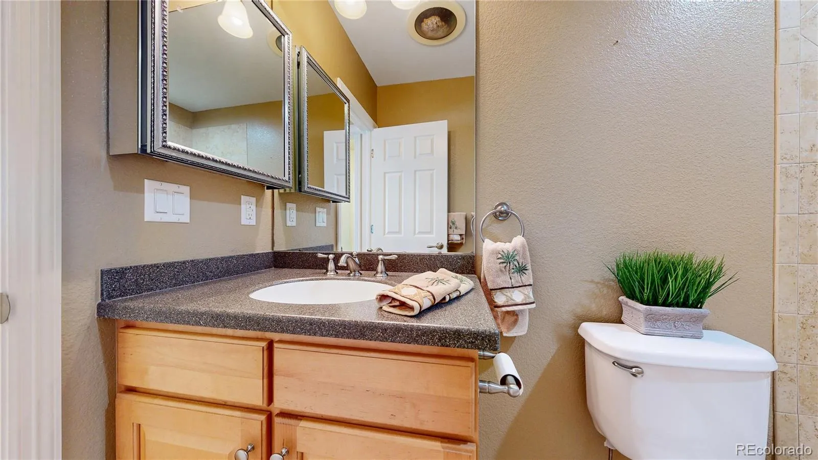 Arvada, Colorado 80004, United States, 4 Bedrooms Bedrooms, ,3 BathroomsBathrooms,Residential,Pending,105159