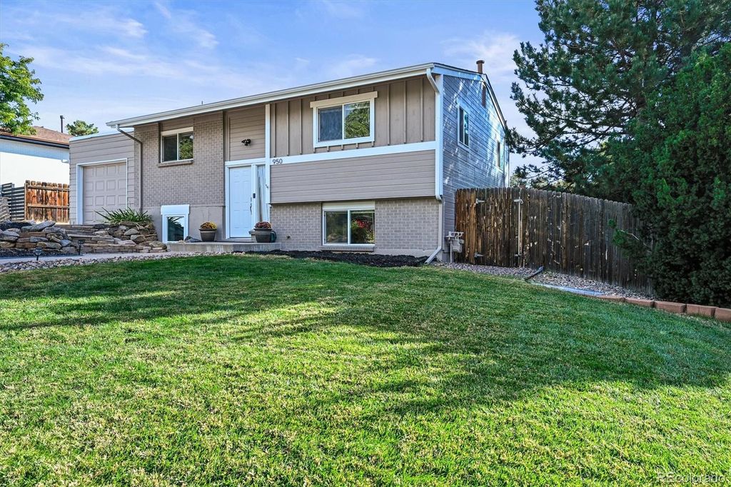 Photo of 950 S Pierson Way, Lakewood, CO 80226 (MLS # 6632125)