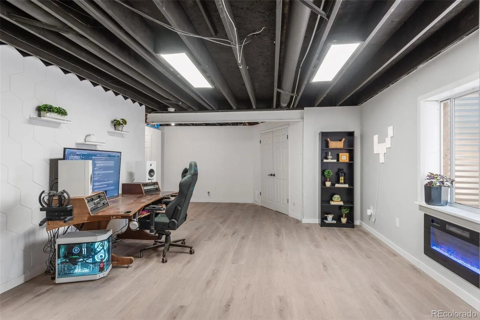 Centennial, Colorado 80015, United States, 4 Bedrooms Bedrooms, ,2 BathroomsBathrooms,Residential,Active,137204