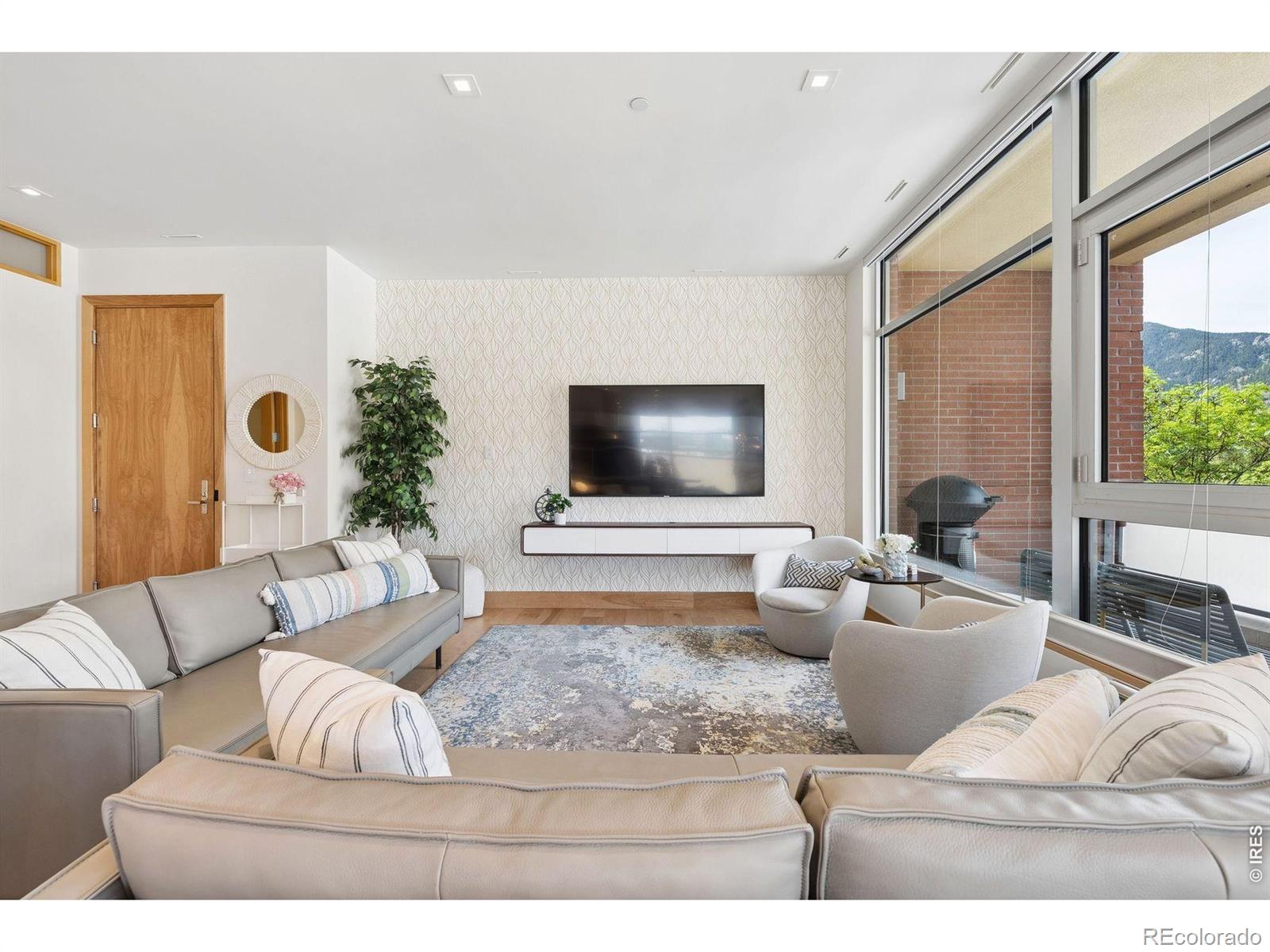 1155 Canyon Boulevard 209