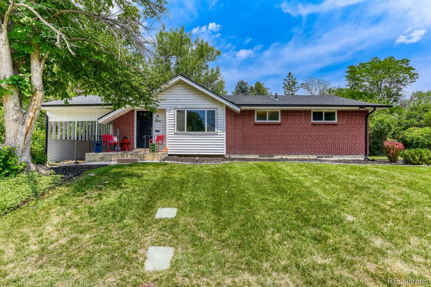 2555 E Maplewood Avenue