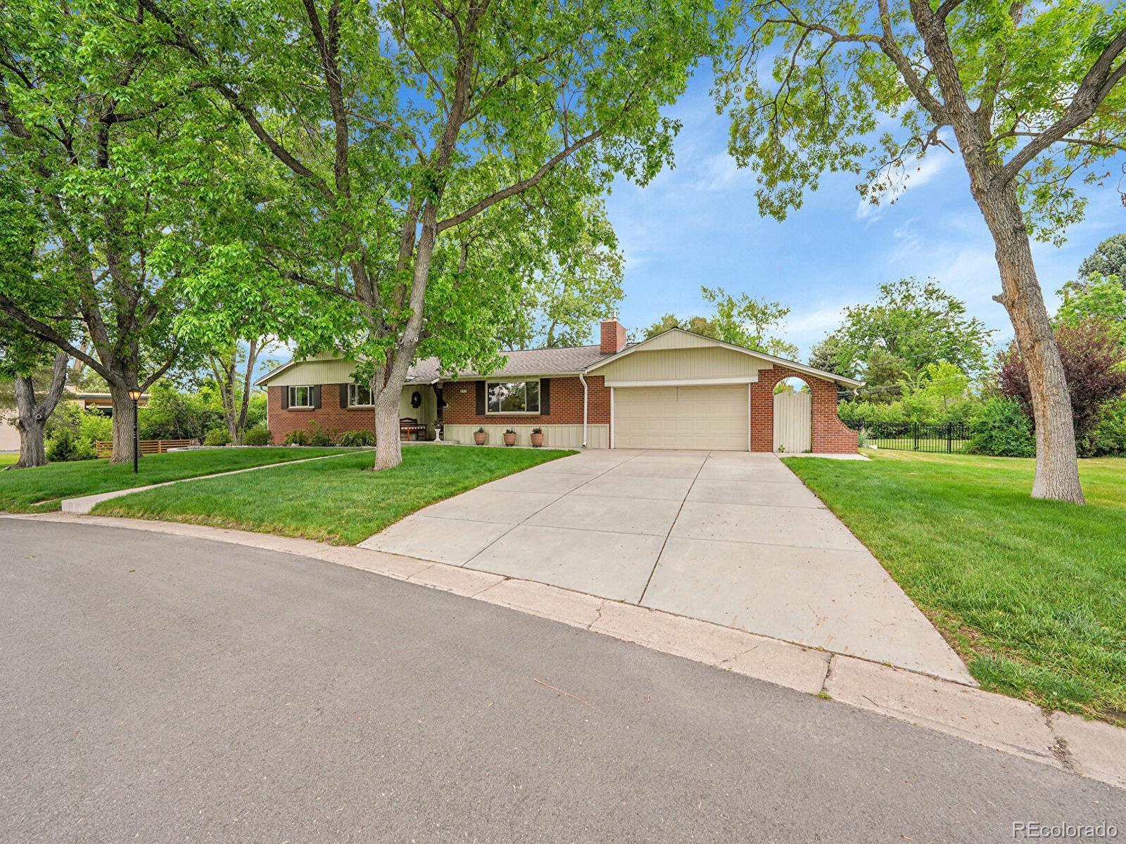 595 W Lake Avenue