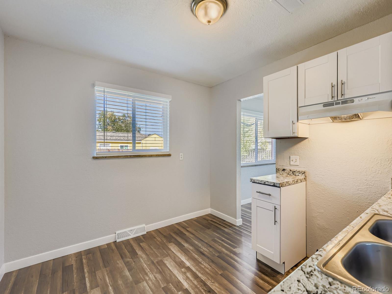 4475-4477 W Dakota Avenue