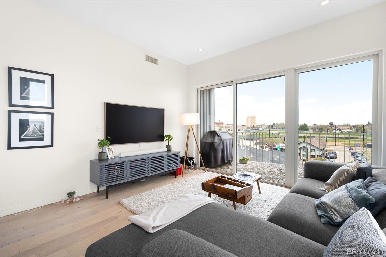 2752 Clay Street 404