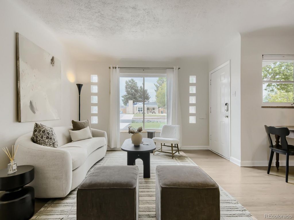 Photo of 2431 Oneida Street, Denver, CO 80207 (MLS # 6273081)