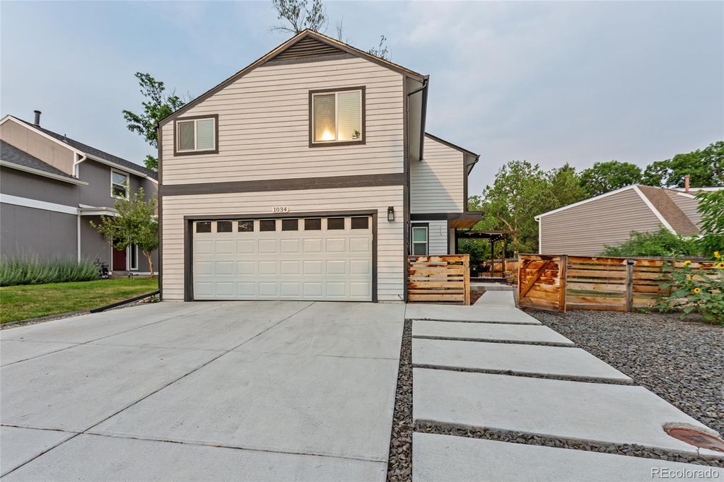Photo of 1034 W Peakview Circle, Littleton, CO 80120 (MLS # 7987657)