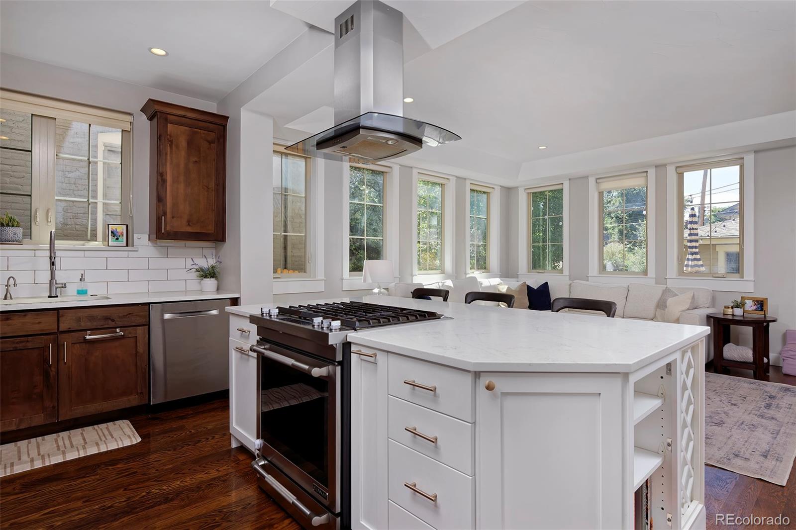 3214 W Hayward Place