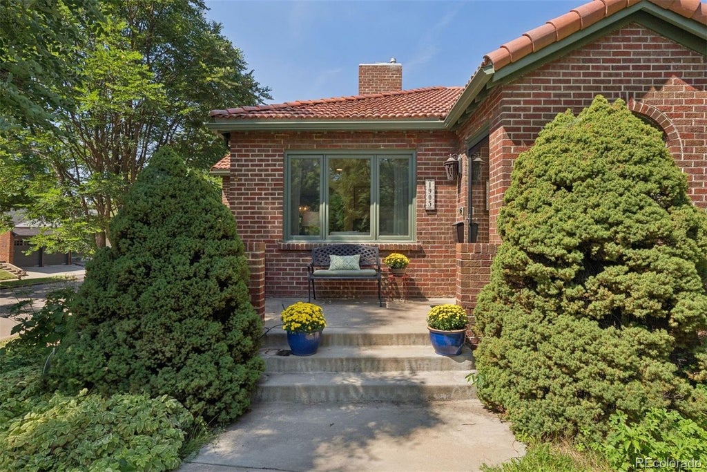 Photo of 1905 Jasmine Street, Denver, CO 80220 (MLS # 1548814)