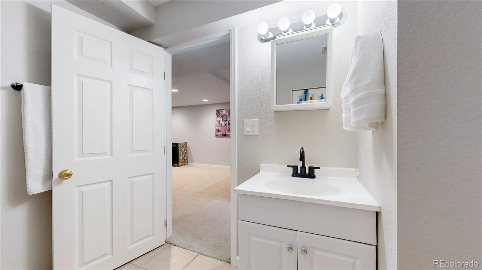 Aurora, Colorado 80014, United States, 3 Bedrooms Bedrooms, ,3 BathroomsBathrooms,Residential,Pending,115143