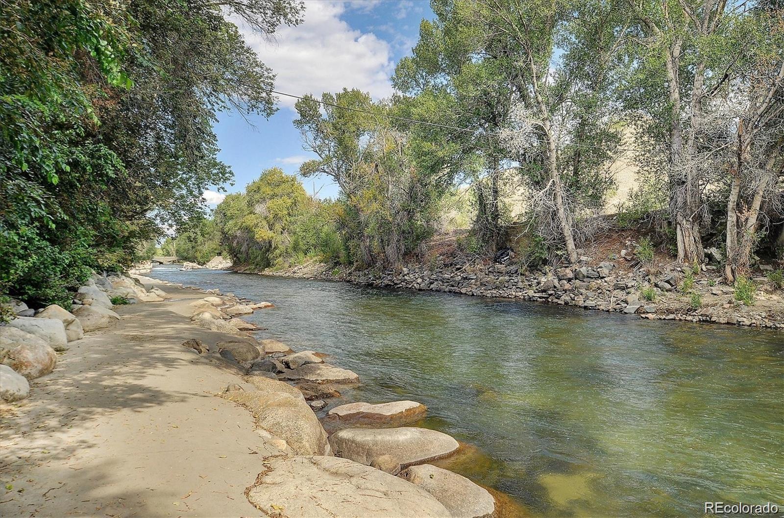 402 E Sackett Avenue D