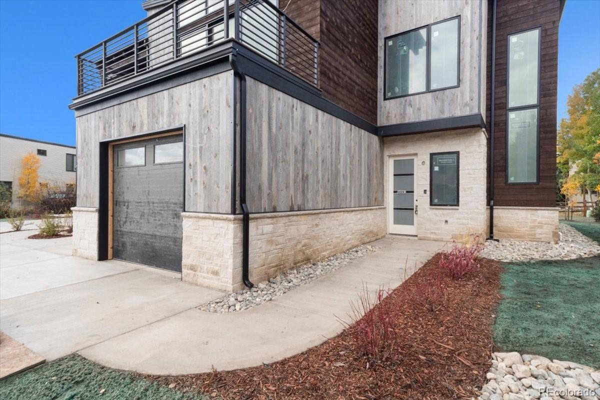 909 Lakepoint Circle C