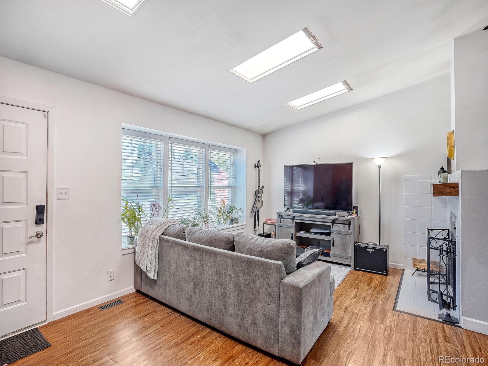 1463 W 135th Place