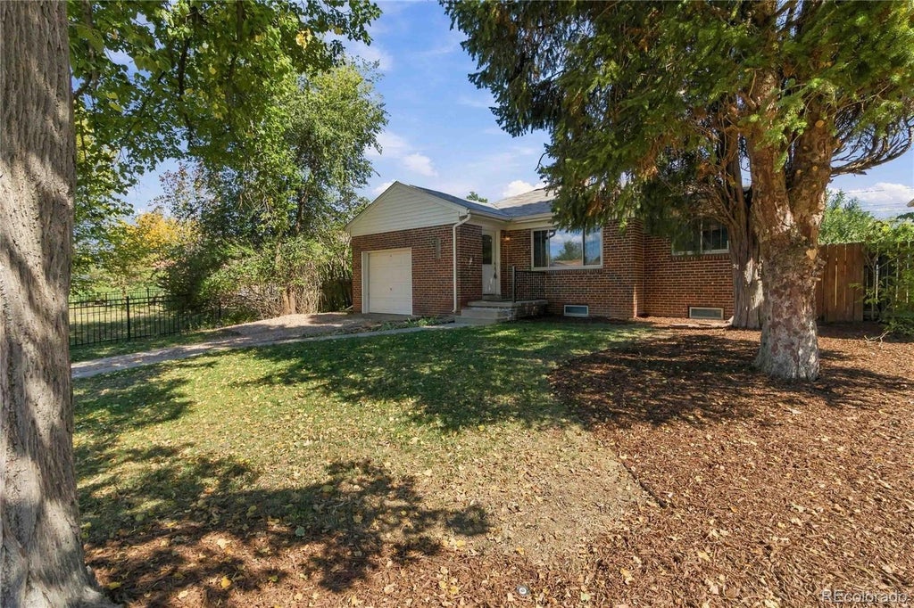 Photo of 2670 Ivanhoe Street, Denver, CO 80207 (MLS # 2143116)