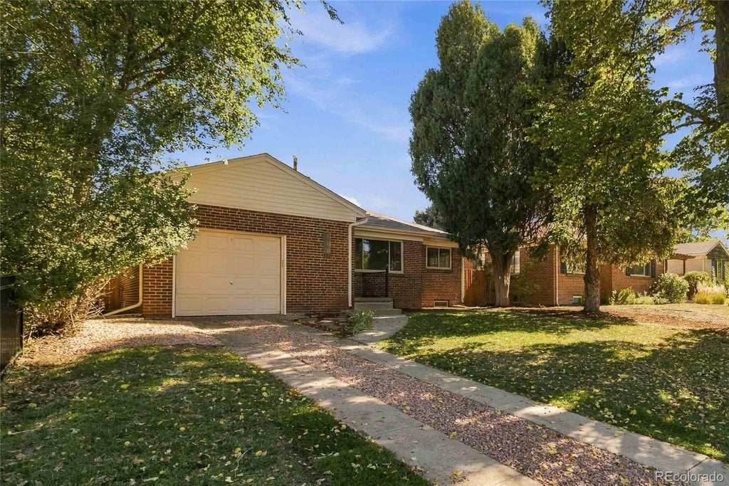 Photo of 2670 Ivanhoe Street, Denver, CO 80207 (MLS # 2143116)