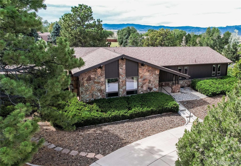 Photo of 7070 W Pineview Drive, Littleton, CO 80125 (MLS # 7750980)