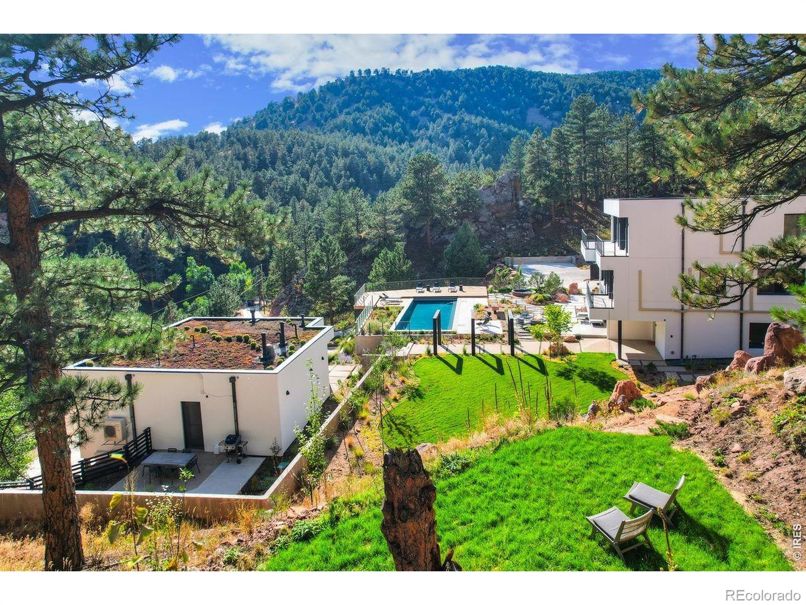 228 Lion Point