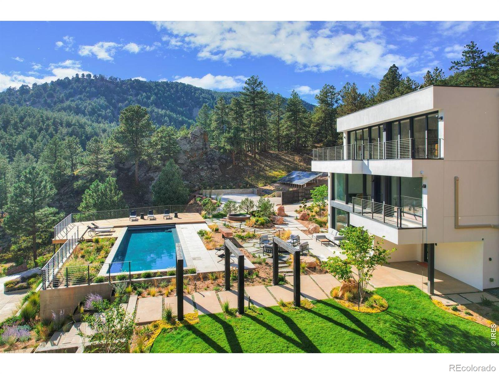 228 Lion Point
