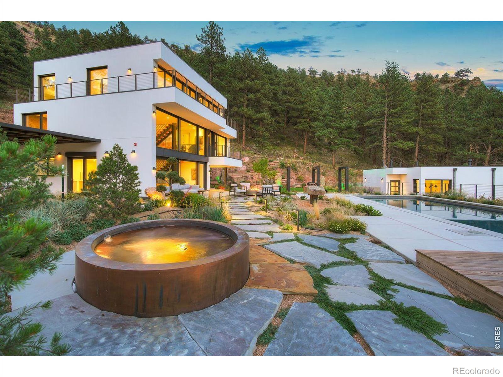 228 Lion Point