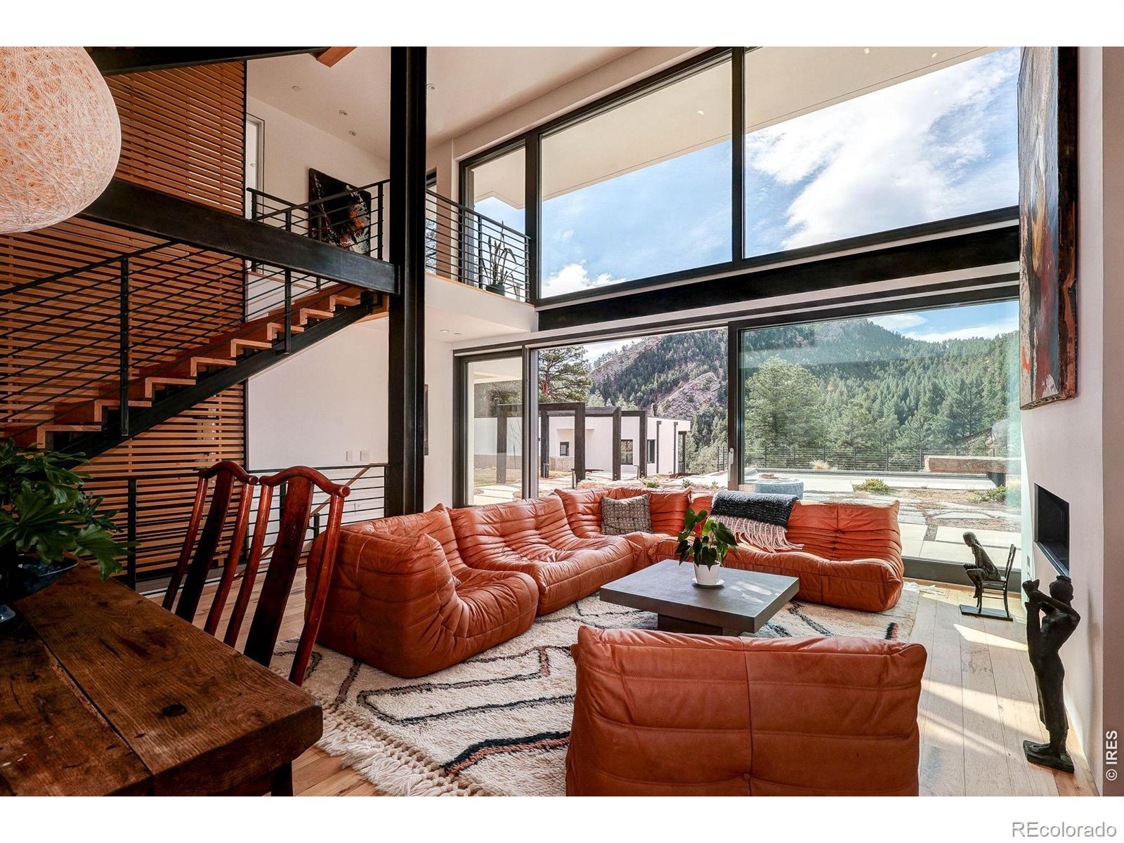 228 Lion Point