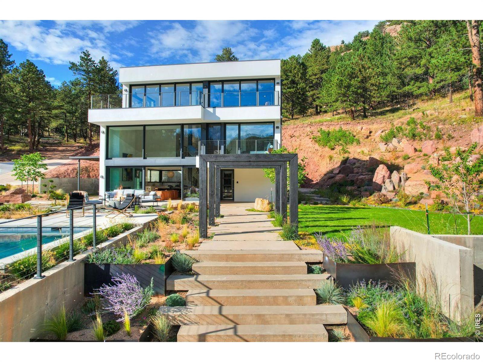 228 Lion Point