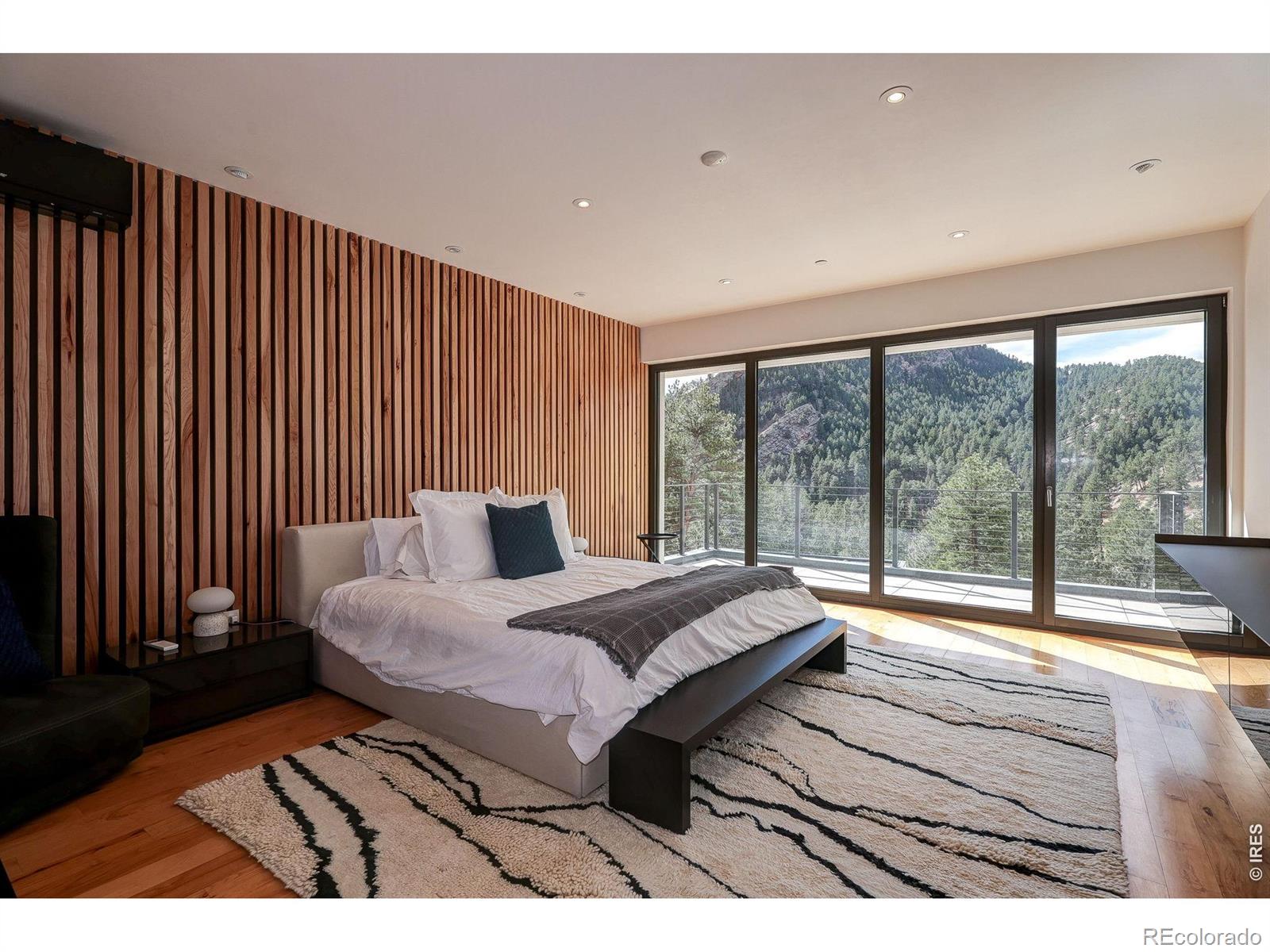 228 Lion Point