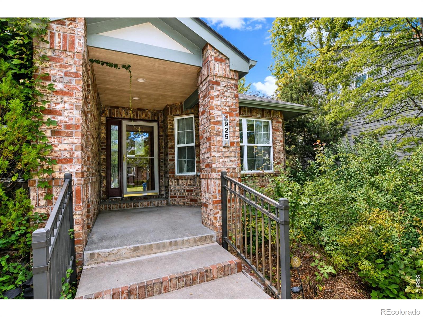 925 Deerhurst Circle