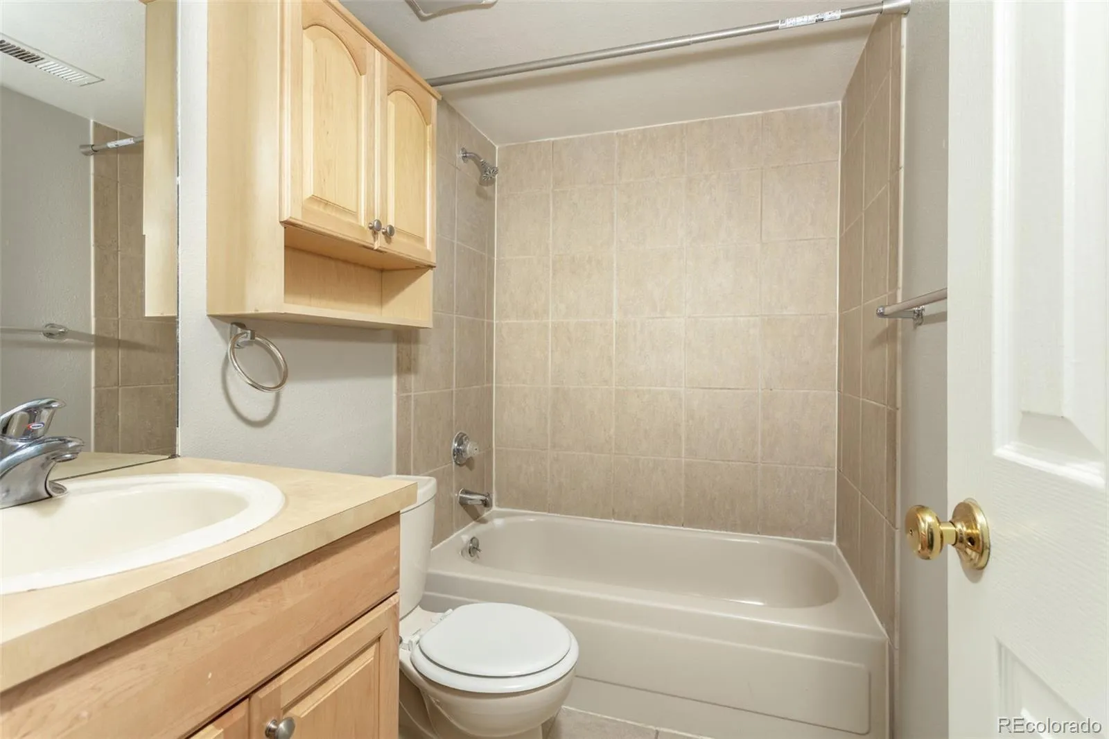 Greenwood Village, Colorado 80111, United States, 2 Bedrooms Bedrooms, ,2 BathroomsBathrooms,Residential,Pending,121581