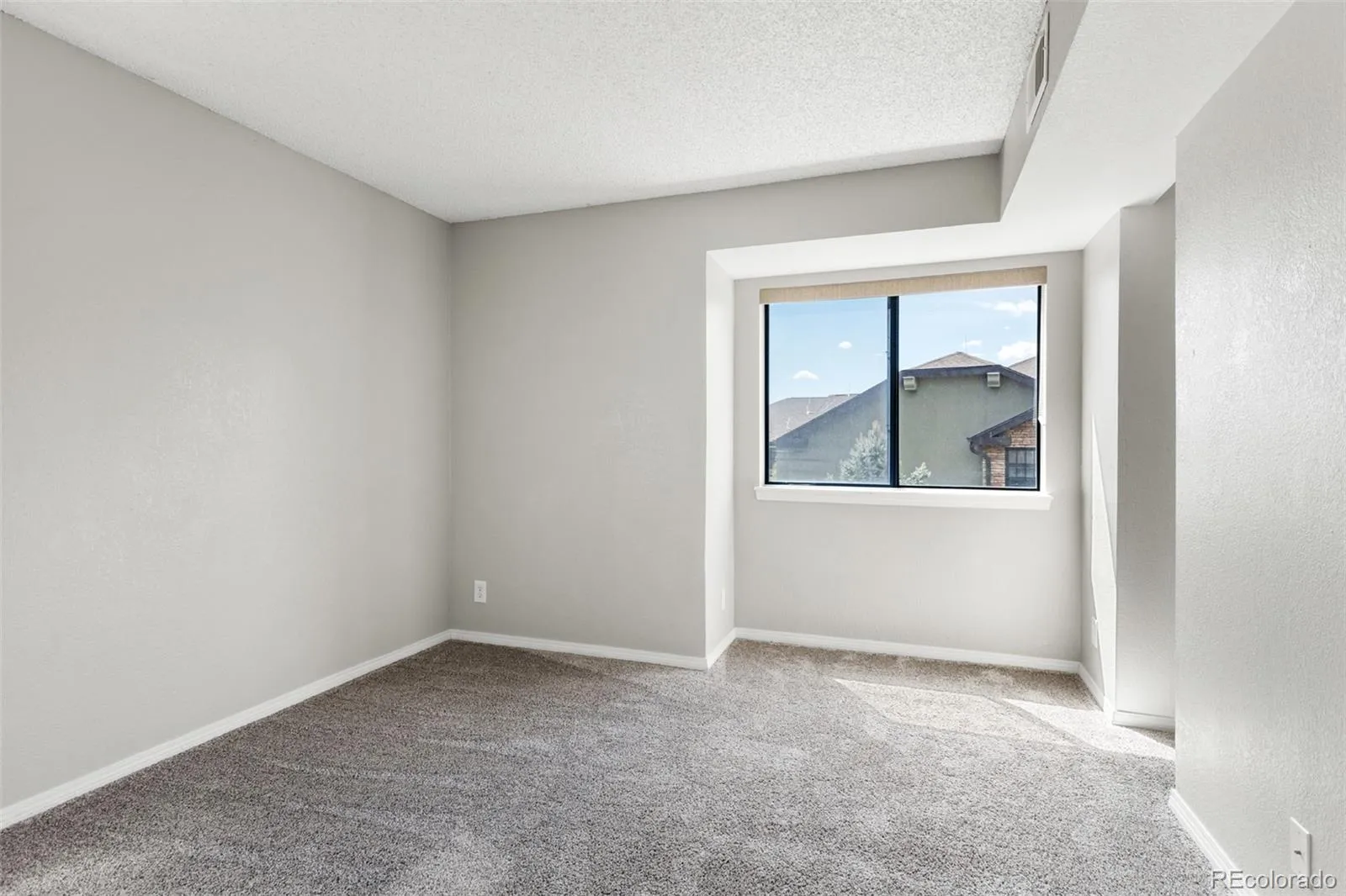 Greenwood Village, Colorado 80111, United States, 2 Bedrooms Bedrooms, ,2 BathroomsBathrooms,Residential,Pending,121581