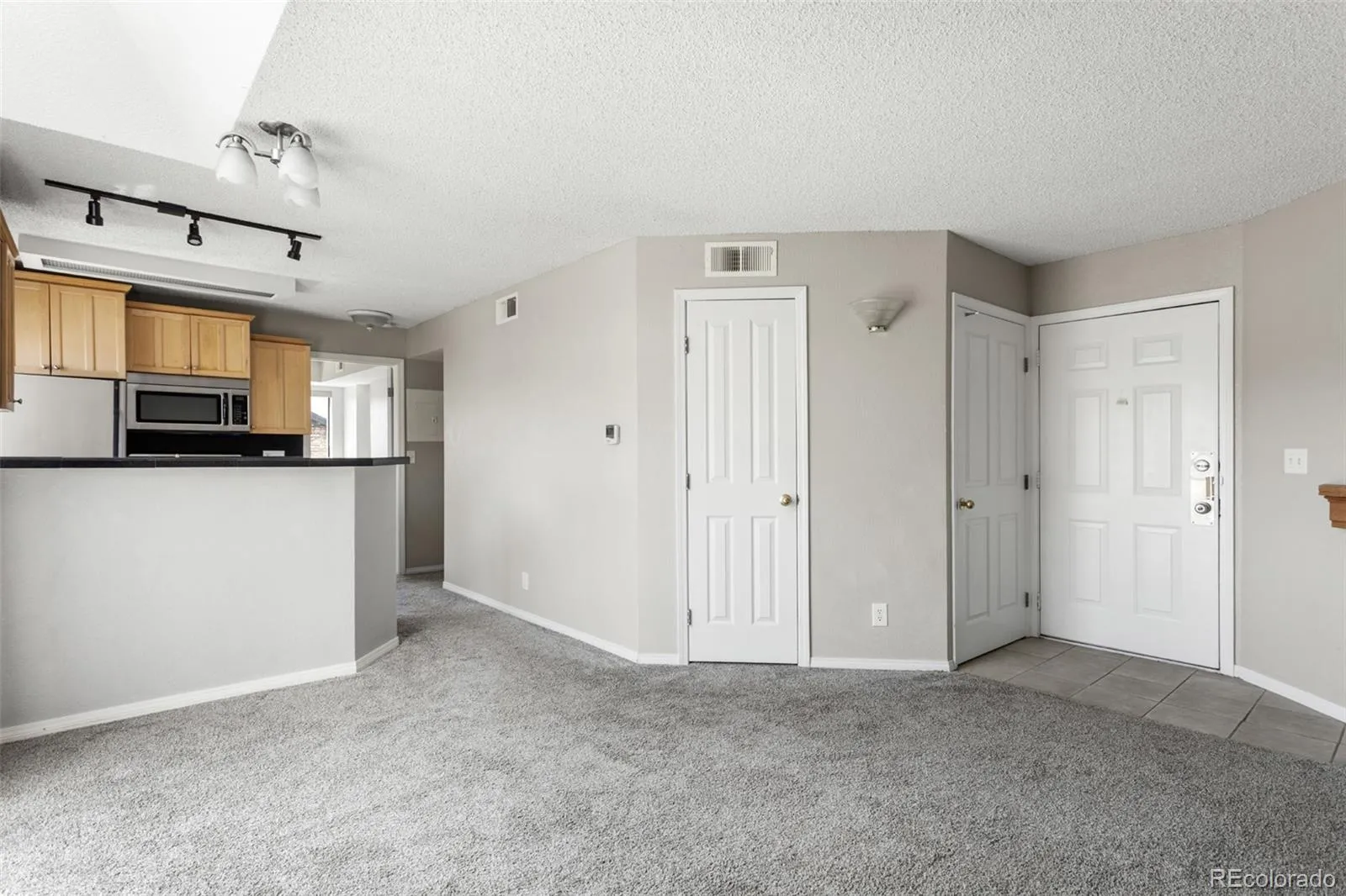 Greenwood Village, Colorado 80111, United States, 2 Bedrooms Bedrooms, ,2 BathroomsBathrooms,Residential,Pending,121581