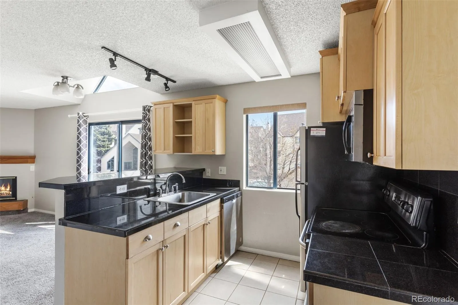 Greenwood Village, Colorado 80111, United States, 2 Bedrooms Bedrooms, ,2 BathroomsBathrooms,Residential,Pending,121581