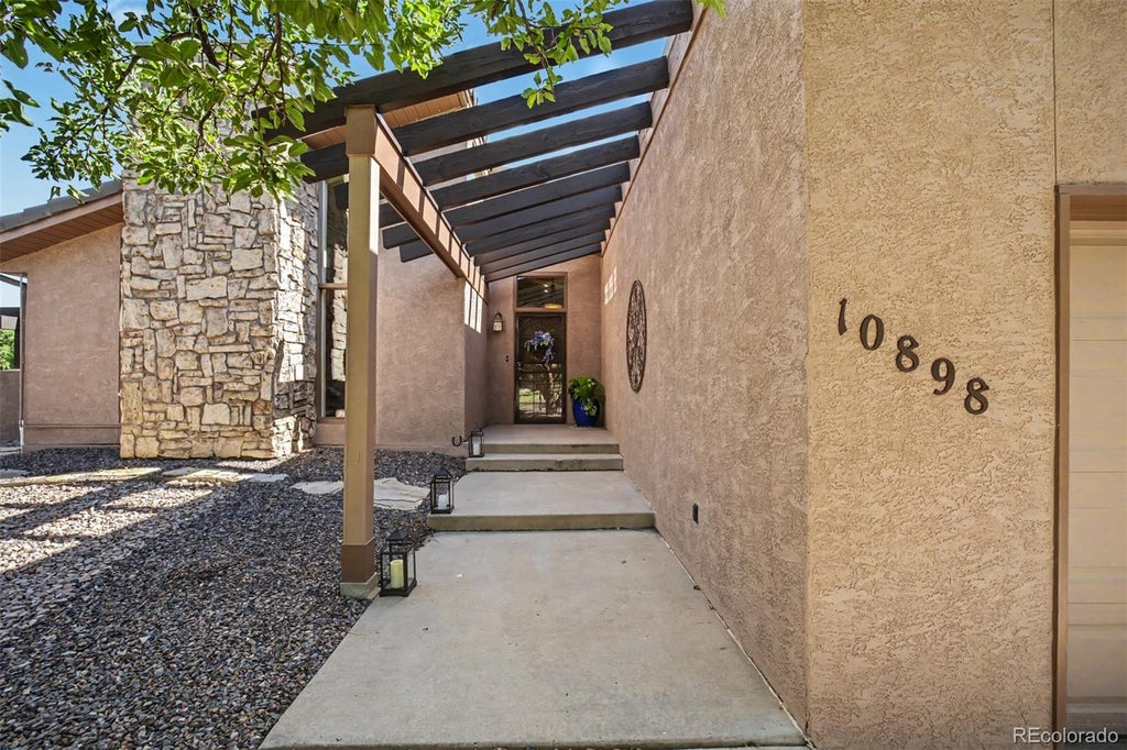 Photo of 10898 Snow Cloud Trail, Littleton, CO 80125 (MLS # 3858033)