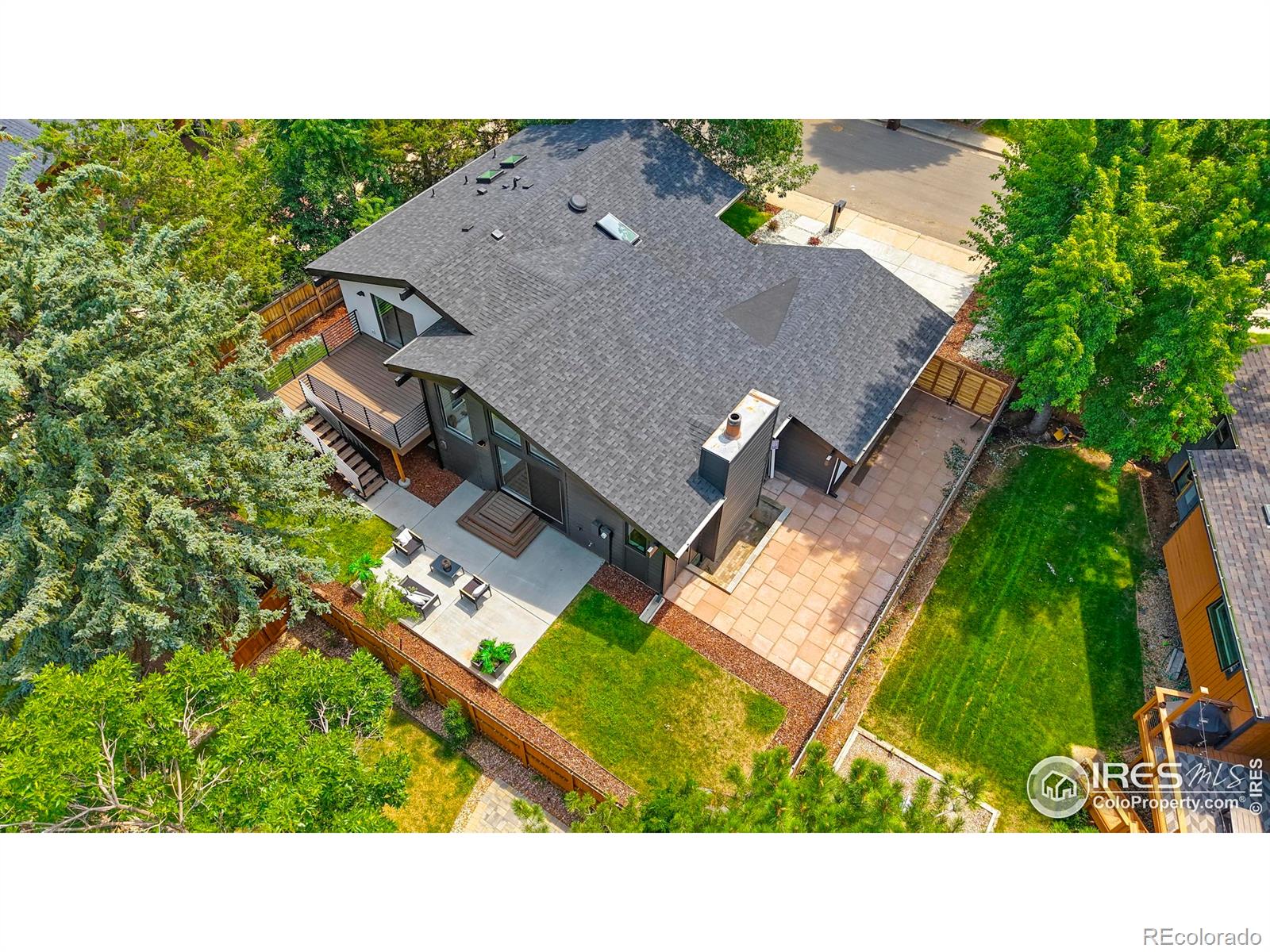 1743 Hawthorn Place