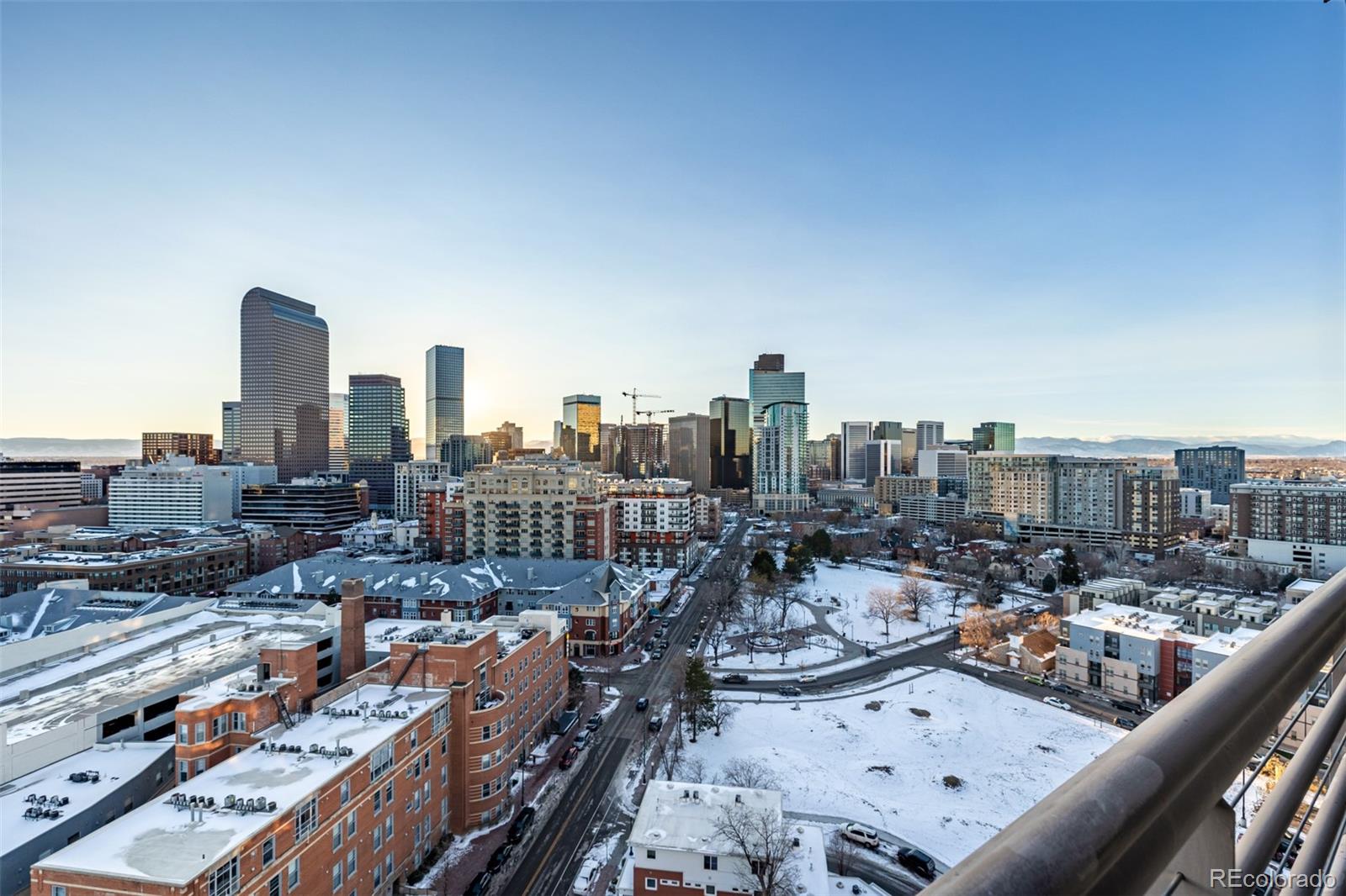 100 Park Avenue W 1606