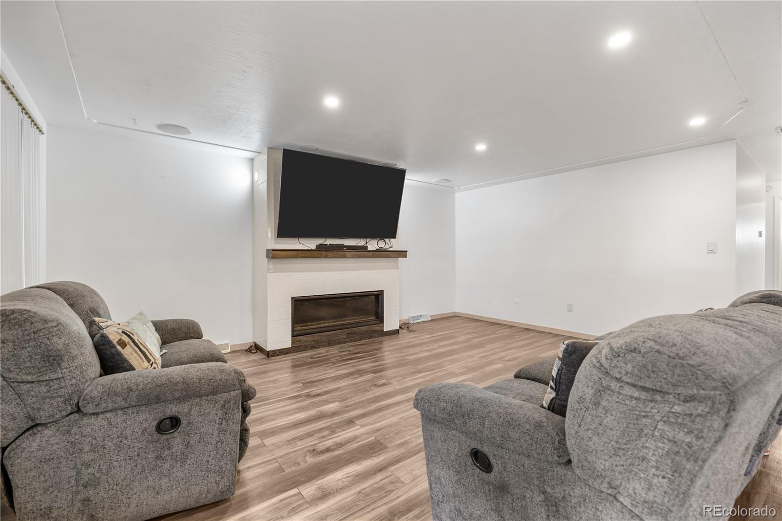 1093 S Holland Street