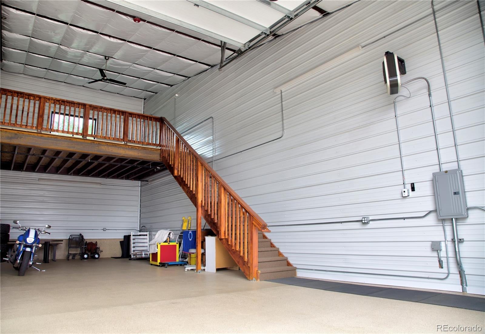 560 Ames 305