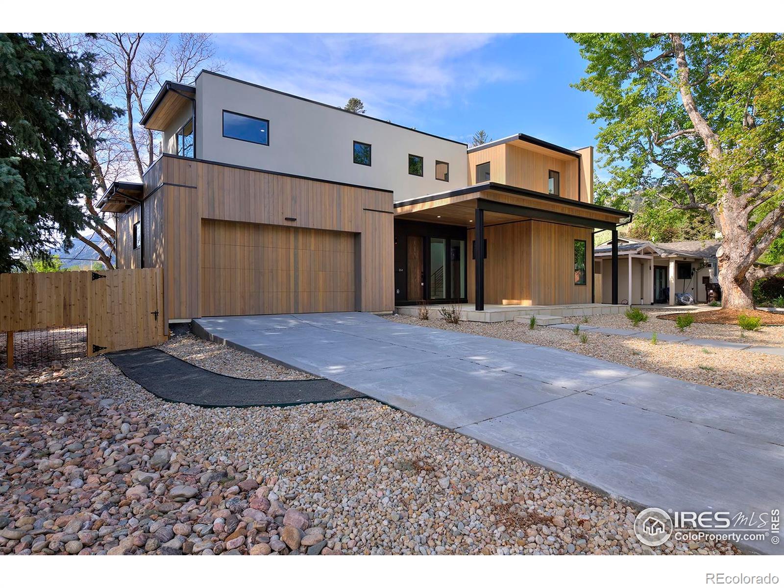 864 Iris Avenue