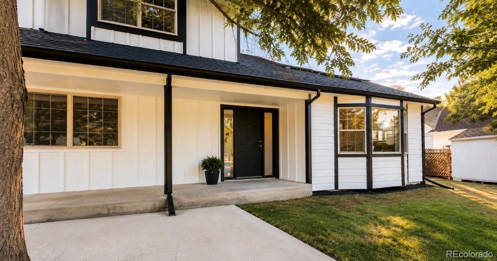 Photo of 10627 W Chautauga Mountain, Littleton, CO 80127 (MLS # 7000024)