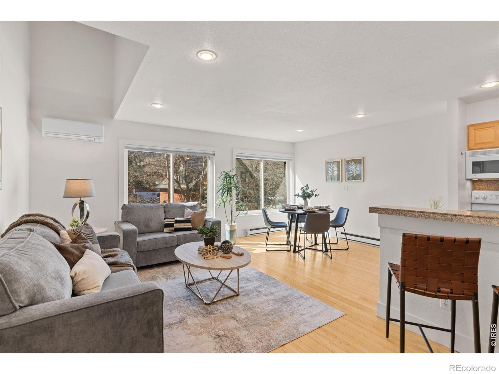 827 Maxwell Avenue E