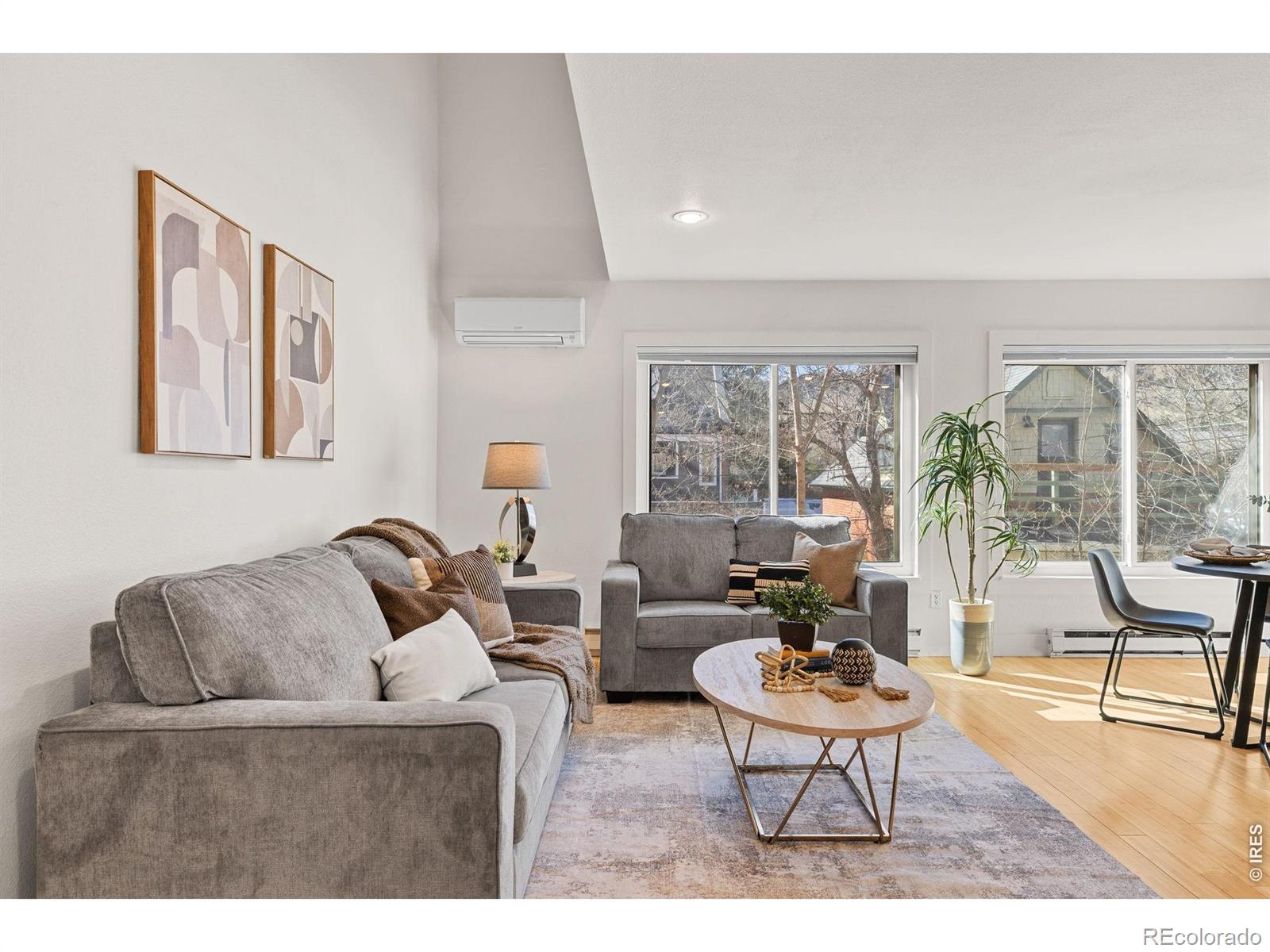 827 Maxwell Avenue E