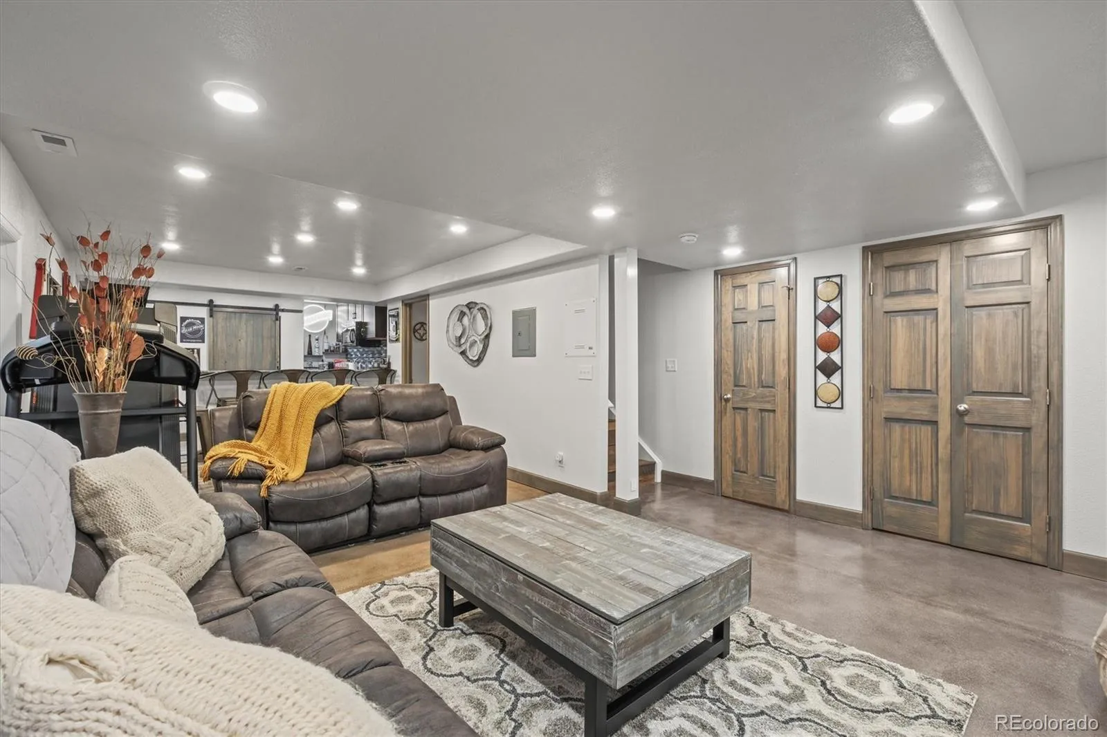 Aurora, Colorado 80016, United States, 5 Bedrooms Bedrooms, ,4 BathroomsBathrooms,Residential,Pending,80420