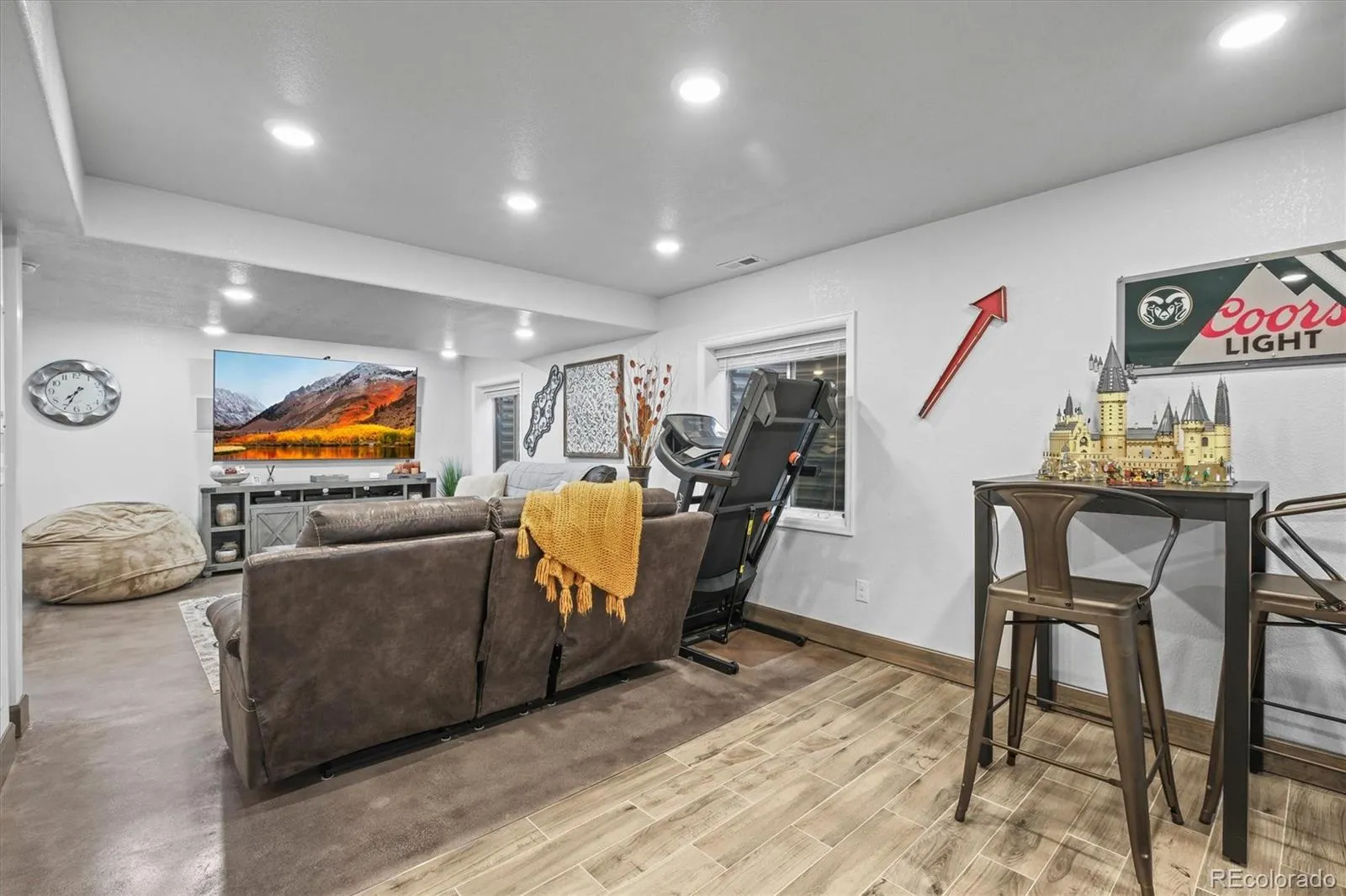 Aurora, Colorado 80016, United States, 5 Bedrooms Bedrooms, ,4 BathroomsBathrooms,Residential,Pending,80420