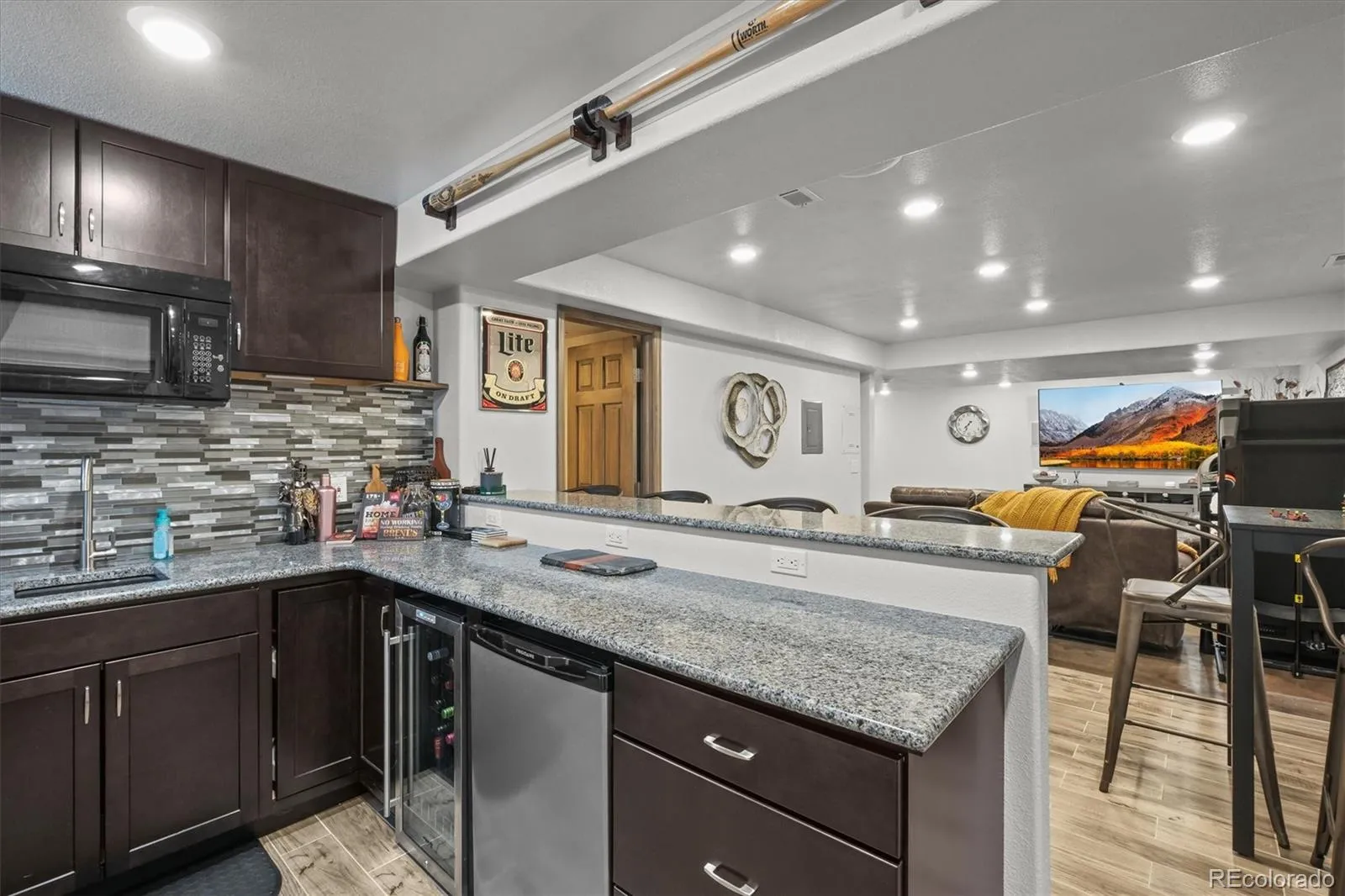 Aurora, Colorado 80016, United States, 5 Bedrooms Bedrooms, ,4 BathroomsBathrooms,Residential,Pending,80420