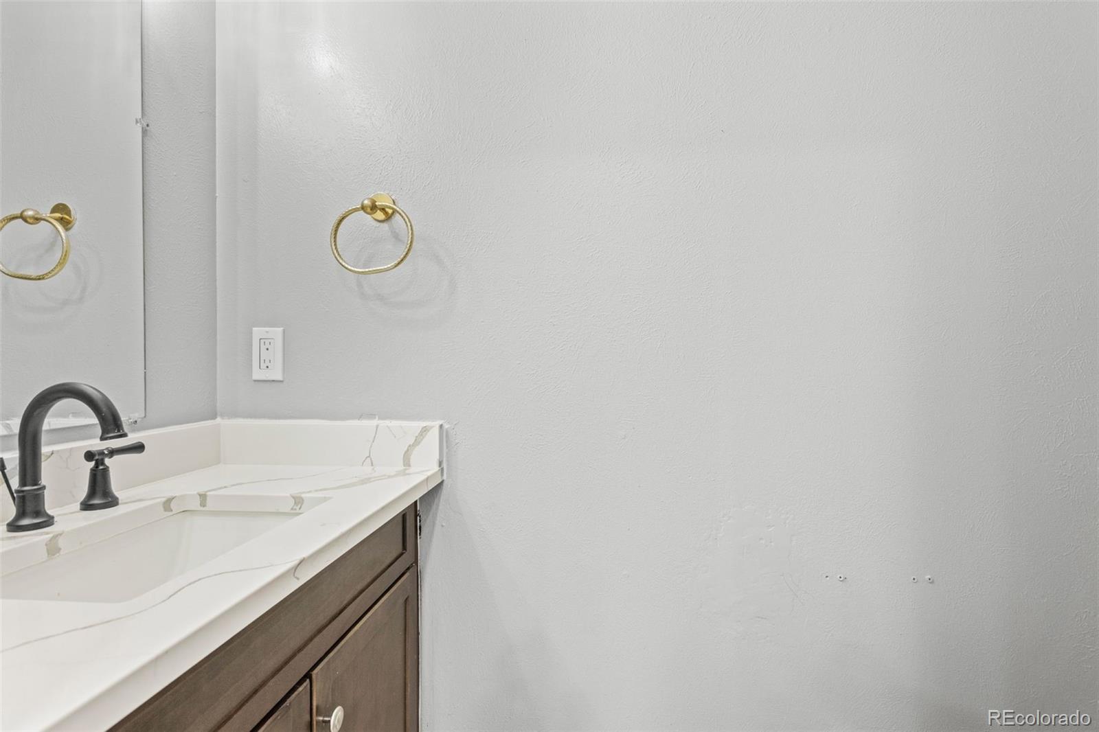 Photo 11 of 27 of 806 S Joplin Circle townhome