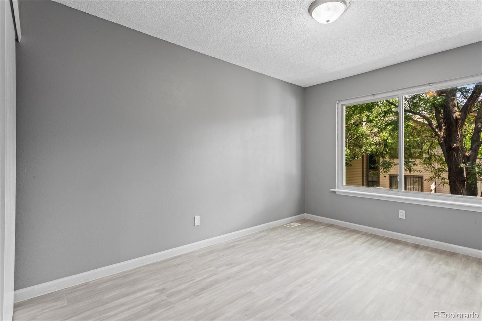 Photo 18 of 27 of 806 S Joplin Circle townhome