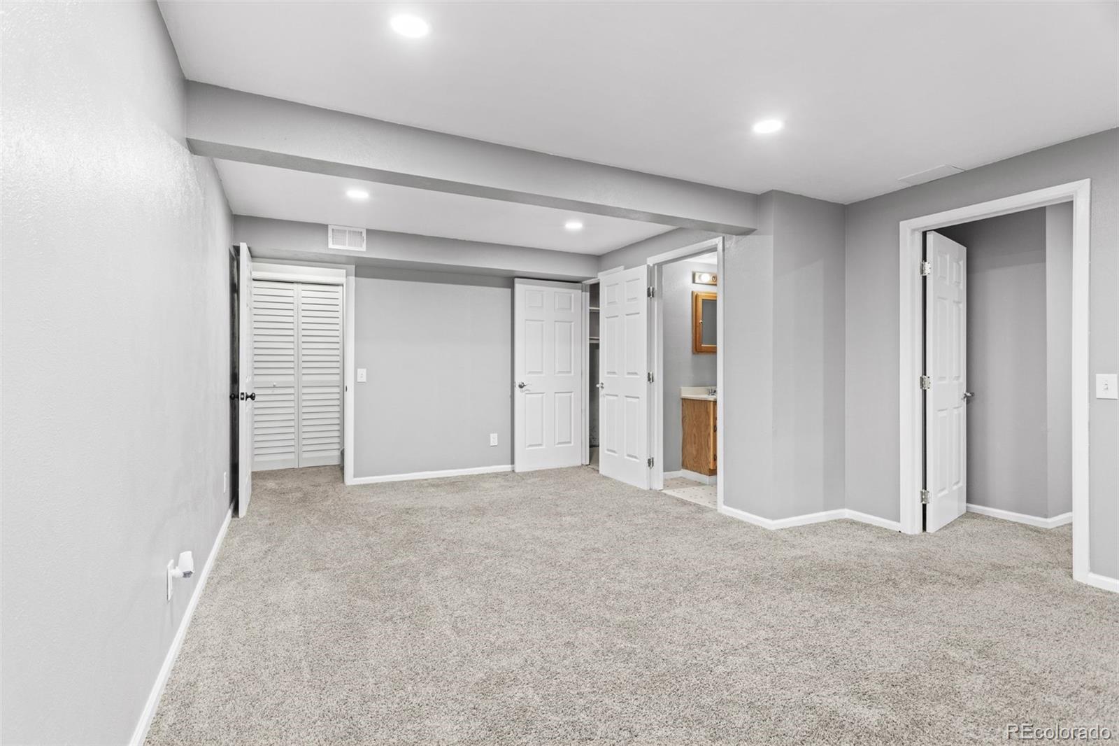 Photo 21 of 27 of 806 S Joplin Circle townhome