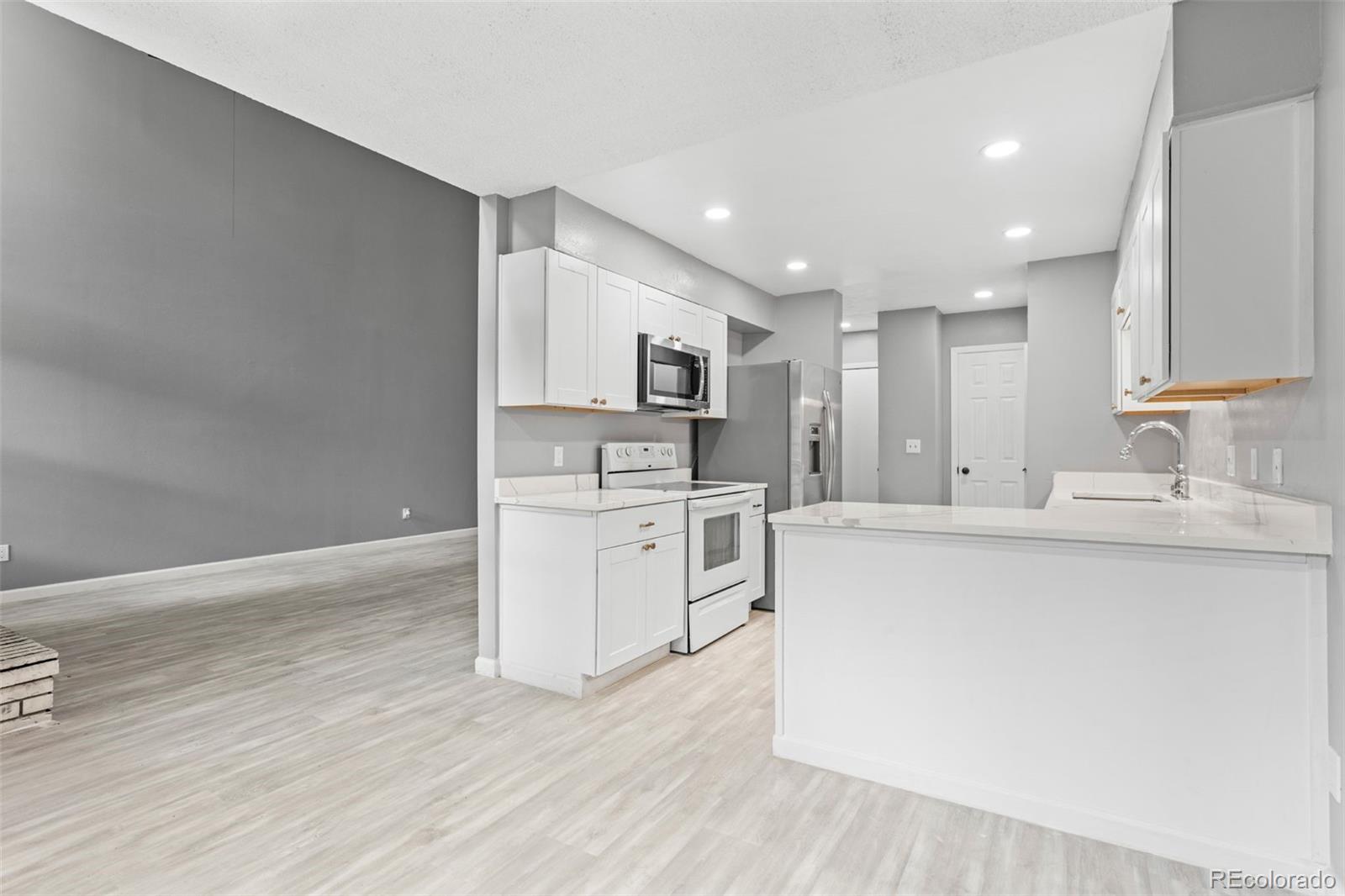 Photo 8 of 27 of 806 S Joplin Circle townhome